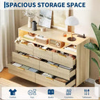 Commode moderne cannelée à 7 tiroirs de 137 cm avec lumières et station de charge, grand chiffonnier avec étagère ouverte et poignées dorées pour chambre à coucher/couloir