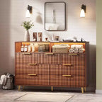 Commode moderne cannelée à 7 tiroirs de 137 cm avec lumières et station de charge, grand chiffonnier avec étagère ouverte et poignées dorées pour chambre à coucher/couloir