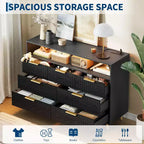 Commode moderne cannelée à 7 tiroirs de 137 cm avec lumières et station de charge, grand chiffonnier avec étagère ouverte et poignées dorées pour chambre à coucher/couloir