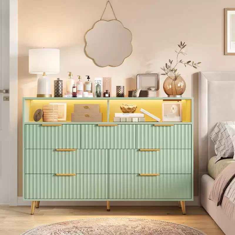 Commode moderne cannelée à 7 tiroirs de 137 cm avec lumières et station de charge, grand chiffonnier avec étagère ouverte et poignées dorées pour chambre à coucher/couloir