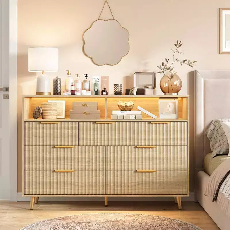 Commode moderne cannelée à 7 tiroirs de 137 cm avec lumières et station de charge, grand chiffonnier avec étagère ouverte et poignées dorées pour chambre à coucher/couloir