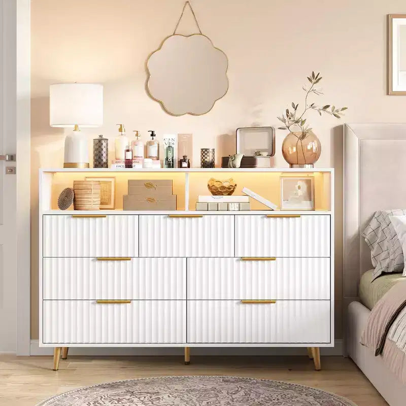 Commode moderne cannelée à 7 tiroirs de 137 cm avec lumières et station de charge, grand chiffonnier avec étagère ouverte et poignées dorées pour chambre à coucher/couloir