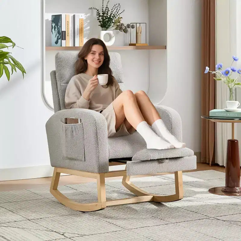 Fauteuil à bascule de puériculture avec repose-pieds et pochette latérale, fauteuil inclinable et coulissant en tissu confortable avec pieds en bois massif pour maman et bébé