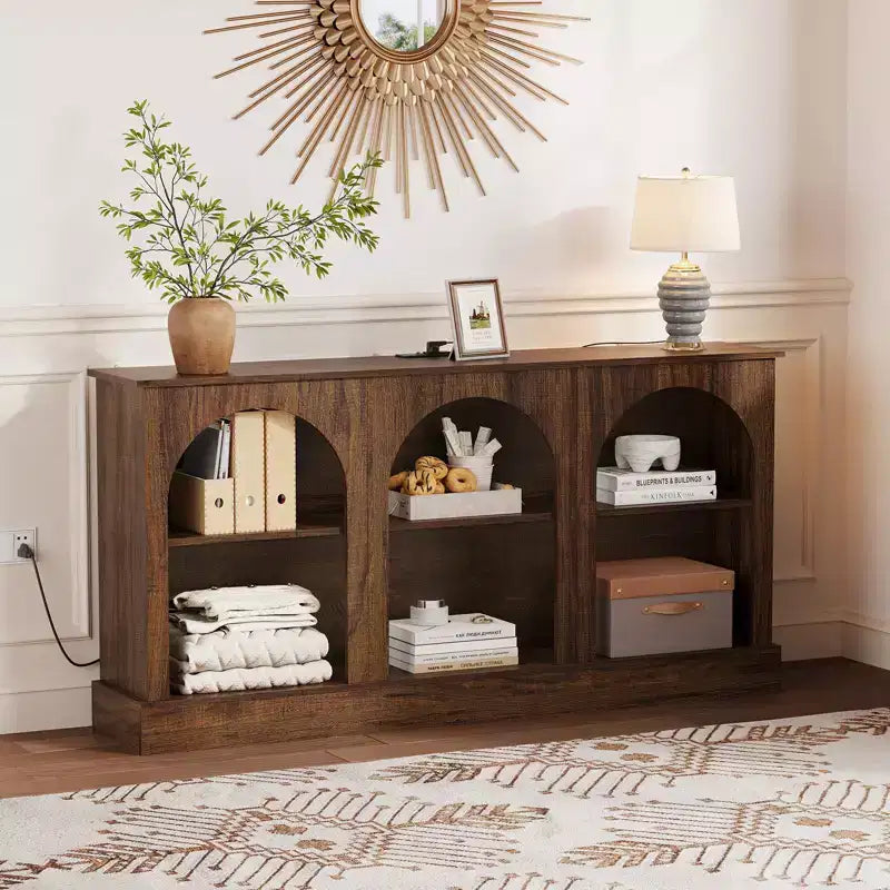 Meuble TV de style moderne du milieu du siècle de 63 pouces pour téléviseurs jusqu'à 65/70 pouces, console multimédia marron rustique à 3 niveaux avec station de charge pour entrée et salon