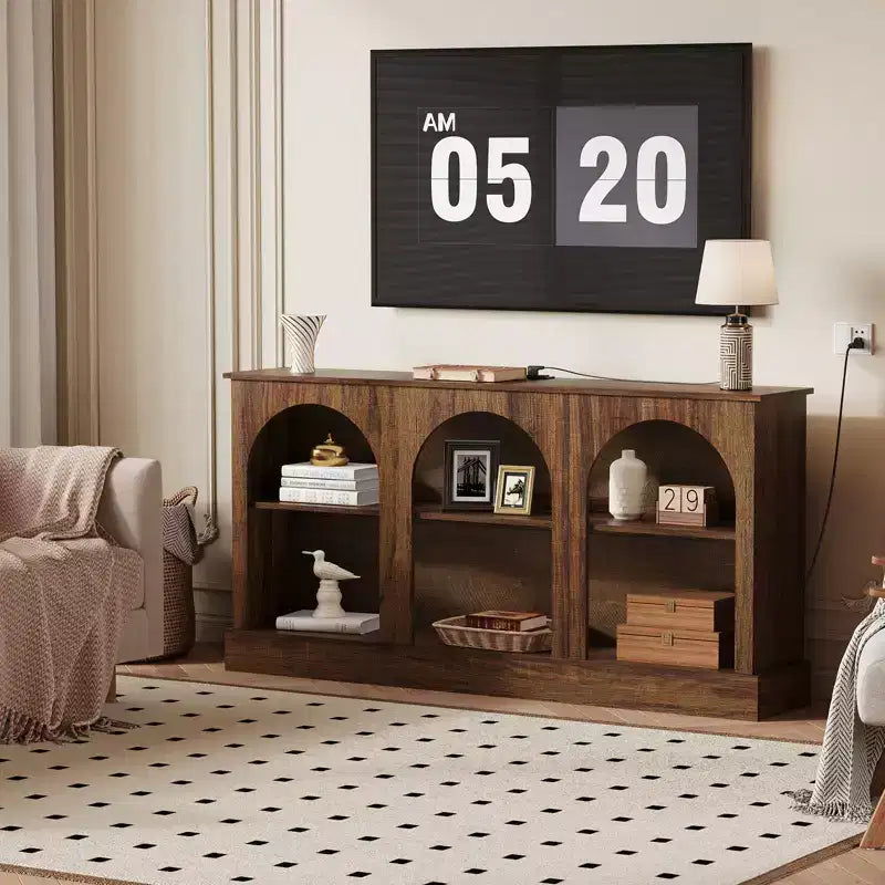 Meuble TV de style moderne du milieu du siècle de 63 pouces pour téléviseurs jusqu'à 65/70 pouces, console multimédia marron rustique à 3 niveaux avec station de charge pour entrée et salon