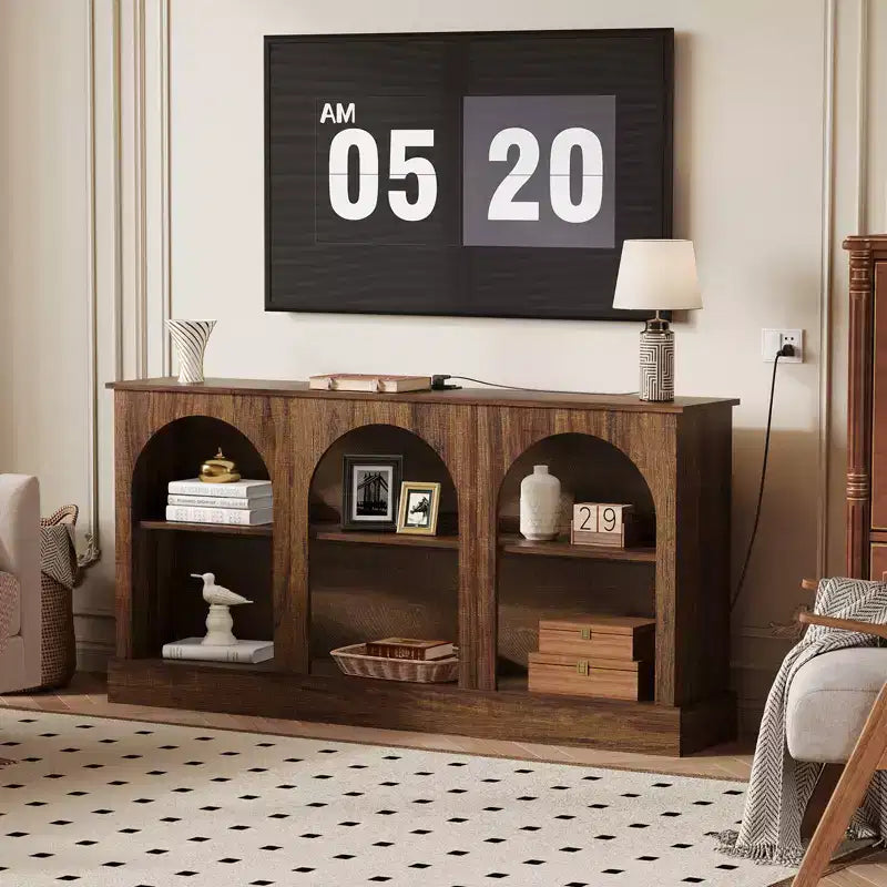 Meuble TV de style moderne du milieu du siècle de 63 pouces pour téléviseurs jusqu'à 65/70 pouces, console multimédia marron rustique à 3 niveaux avec station de charge pour entrée et salon