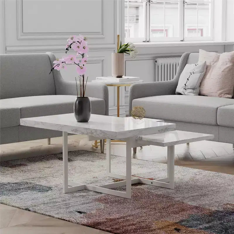 Table basse Brielle en faux marbre blanc, cadre en métal MDF à deux niveaux avec pieds réglables pour petit salon