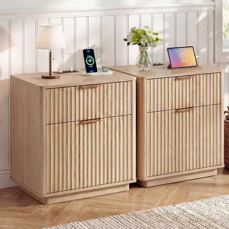 Lot de 2 tables de chevet cannelées modernes de 58 cm avec station de charge, tables de chevet incurvées en bois de style Mid-Century avec 2 tiroirs, tables d'appoint pour chambre à coucher et canapé