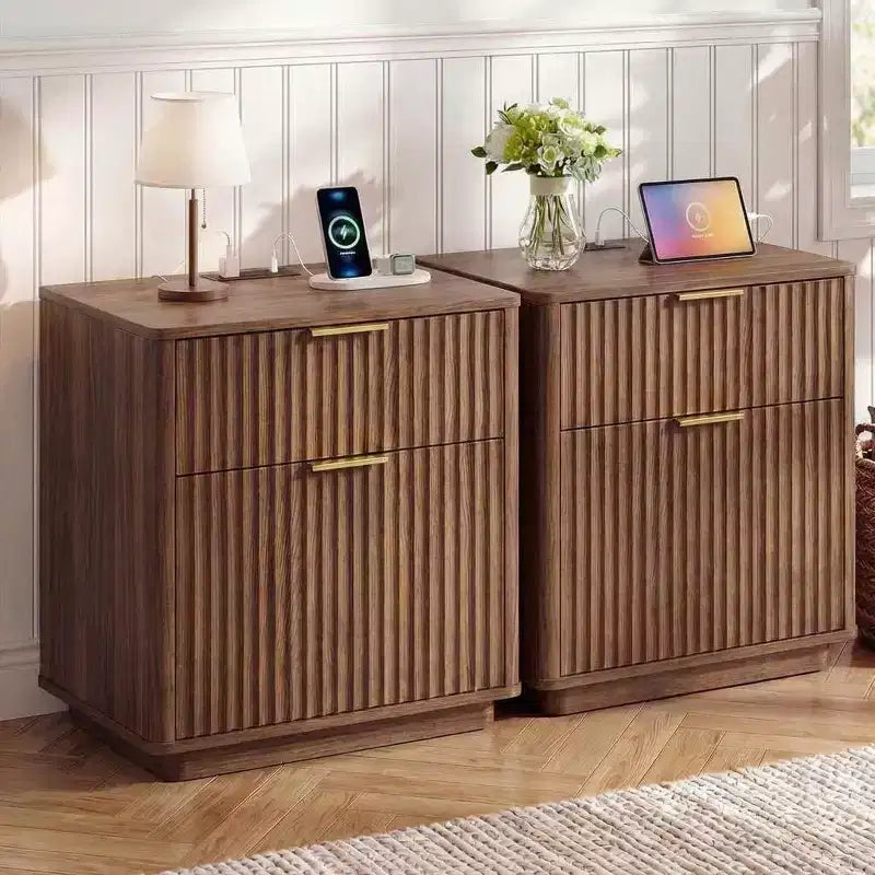 Lot de 2 tables de chevet cannelées modernes de 58 cm avec station de charge, tables de chevet incurvées en bois de style Mid-Century avec 2 tiroirs, tables d'appoint pour chambre à coucher et canapé