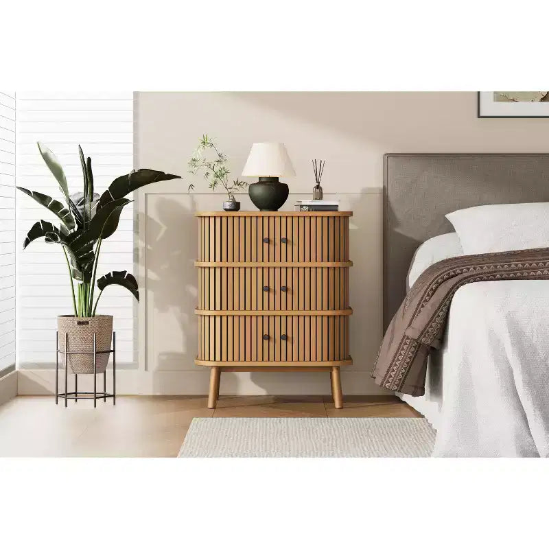 Commode à 3 tiroirs de style Mid-Century Modern avec porte coulissante en rotin naturel, armoire de rangement en bois avec pieds coniques pour chambre à coucher et salon