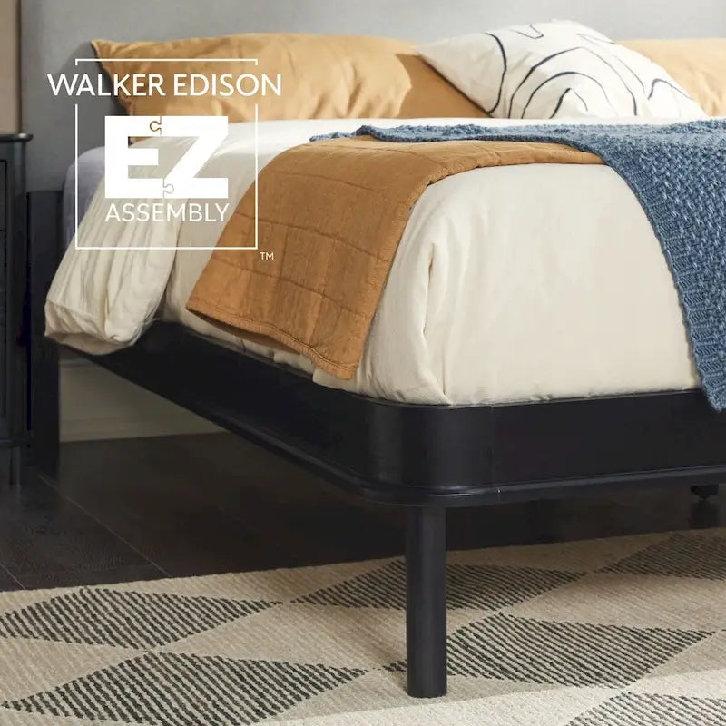 Lit King en bois massif Walker Edison avec tête de lit capitonnée incurvée