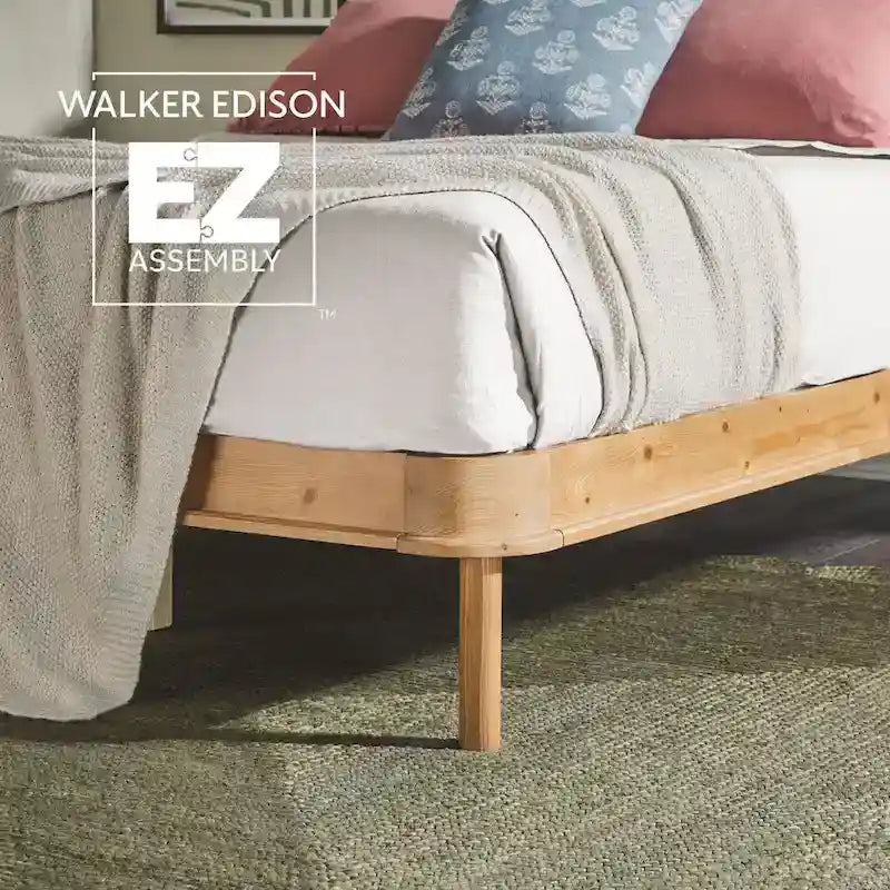 Lit King en bois massif Walker Edison avec tête de lit capitonnée incurvée