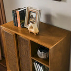 Meuble d'appoint en rotin Mid-Century Modern, Buffet avec étagère réglable et pieds en bois massif - Bois clair