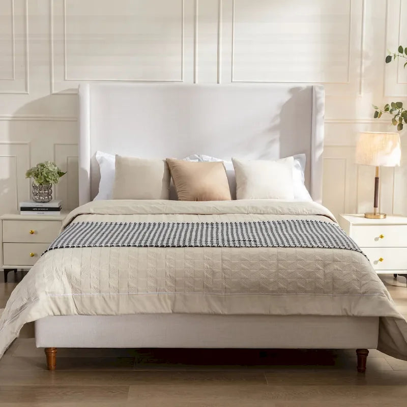 Lit king-size capitonné avec accoudoirs, élégant pour des nuits de rêve