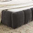 Lit plateforme sur pieds en chenille rembourré avec tête de lit