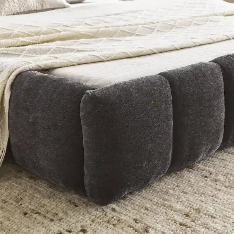 Lit plateforme sur pieds en chenille rembourré avec tête de lit