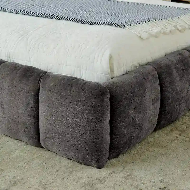 Lit plateforme sur pieds en chenille rembourré avec tête de lit
