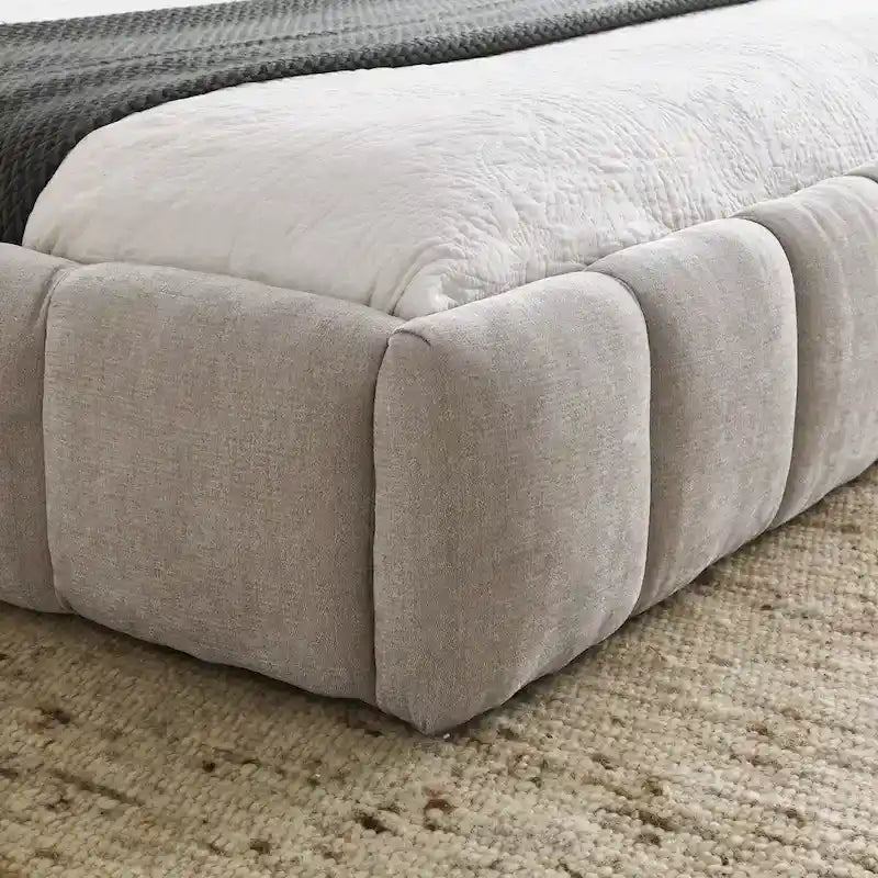 Lit plateforme sur pieds en chenille rembourré avec tête de lit