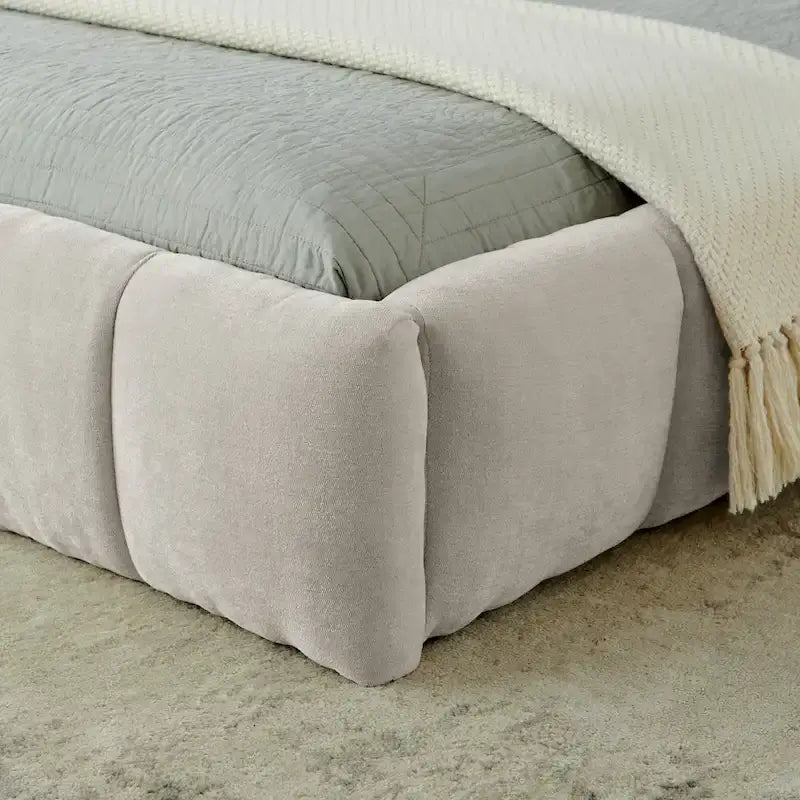 Lit plateforme sur pieds en chenille rembourré avec tête de lit
