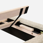 Lit plateforme tapissé en bouclette, format grand lit