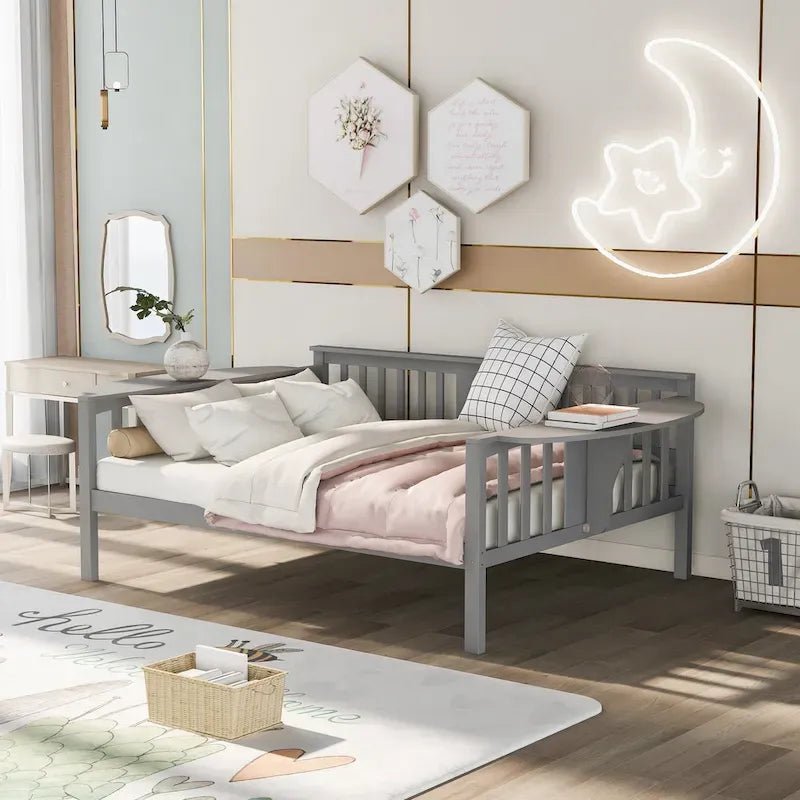 Lit de repos gris pleine grandeur en bois avec étagère de rangement et rampe – Aucun sommier tapissier requis