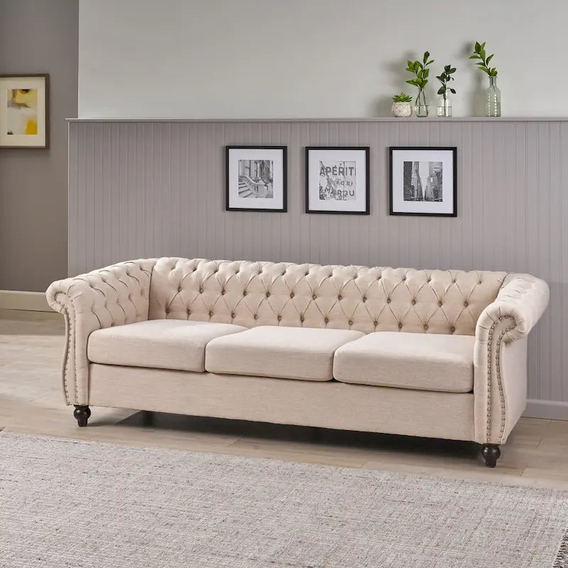 Canapé 3 places capitonné Chesterfield beige avec clous décoratifs