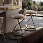 Tabouret de bar en cuir beige épuré avec cadre en métal doré luxueux
