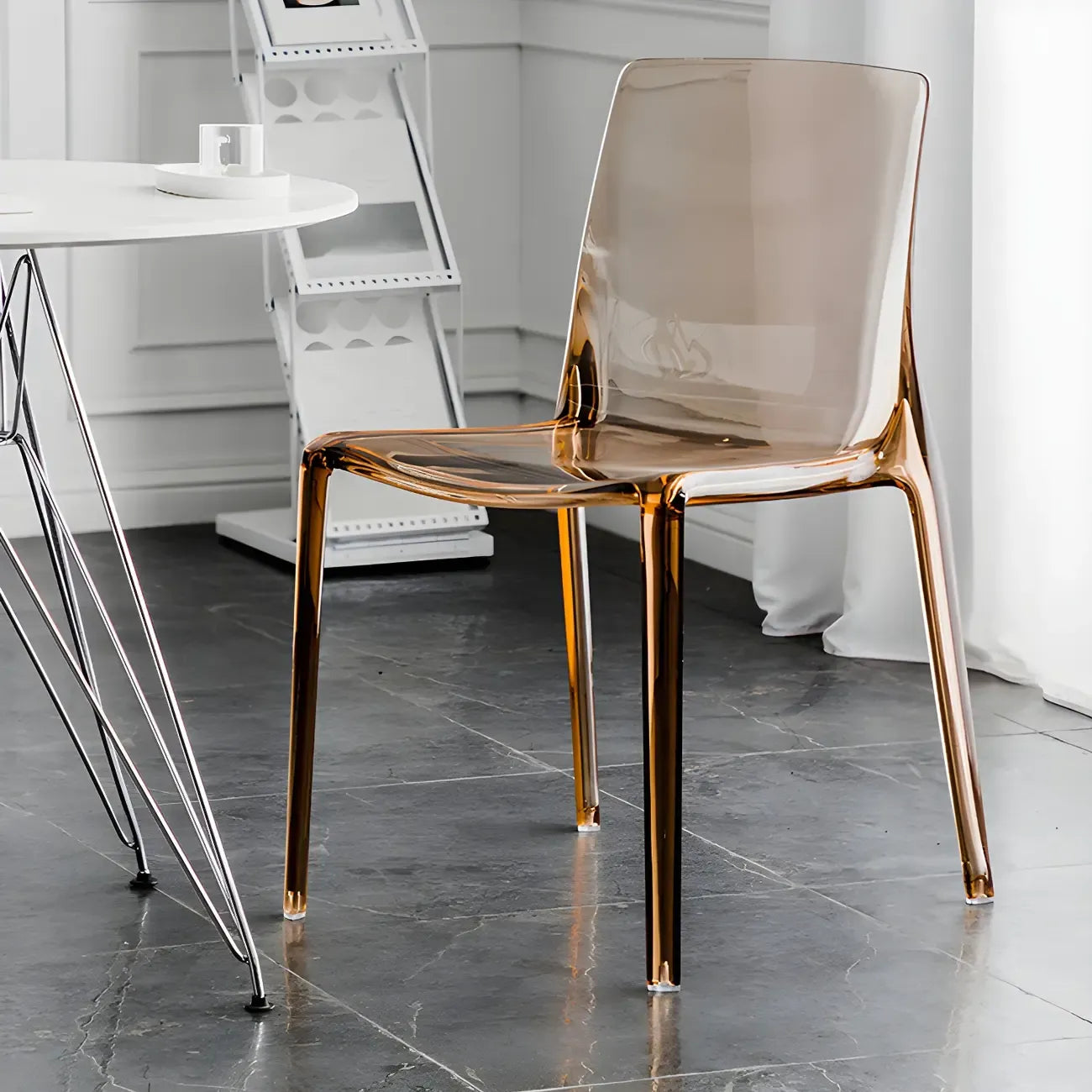 Chaise de salle à manger en acrylique ambré sans accoudoirs et à dossier bas
