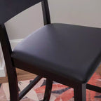 Tabouret de bar contemporain Linon Torino 29" avec siège rembourré en similicuir, bois dur/noir : Revêtement en vinyle, pieds en bois, rembourrage en mousse