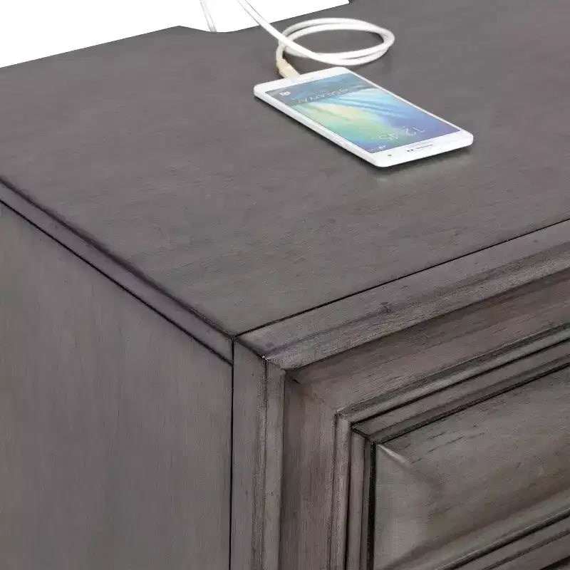 Table de chevet Rowland 3 tiroirs avec ports USB : bois, poignées antiques, cèdre - HOMES: Inside + Out