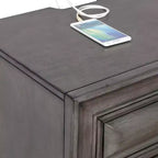 Table de chevet Rowland 3 tiroirs avec ports USB : bois, poignées antiques, cèdre - HOMES: Inside + Out