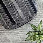 Pouf Wydown Noir/Ivoire - Anji Mountain : Ottoman bohème fait main, motif abstrait, coton texturé, 58,4 x 58,4 x 43,2 cm