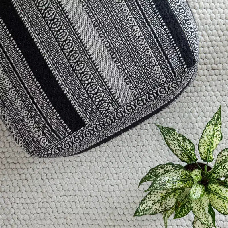 Pouf Wydown Noir/Ivoire - Anji Mountain : Ottoman bohème fait main, motif abstrait, coton texturé, 58,4 x 58,4 x 43,2 cm