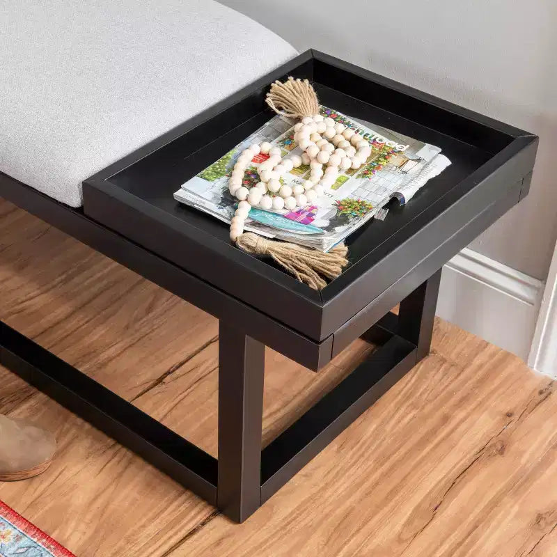 Banc moderne Powell Lemire avec plateau et revêtement, noir/gris : Rectangulaire, Polyester, Nettoyage des taches, Capacité de 136 kg