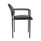 Chaise empilable moderne en vinyle noir - Boss Office Products : revêtement Caressoft, cadre en métal, capacité de 125 kg