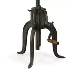 Table d'appoint à manivelle réglable Carolina Living Paxton Chêne Harvest : Piètement en fonte, plateau en bois de manguier, hauteur 61 cm