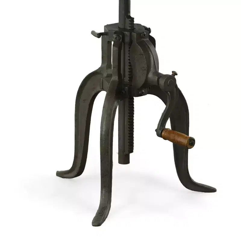 Table d'appoint à manivelle réglable Carolina Living Paxton Chêne Harvest : Piètement en fonte, plateau en bois de manguier, hauteur 61 cm