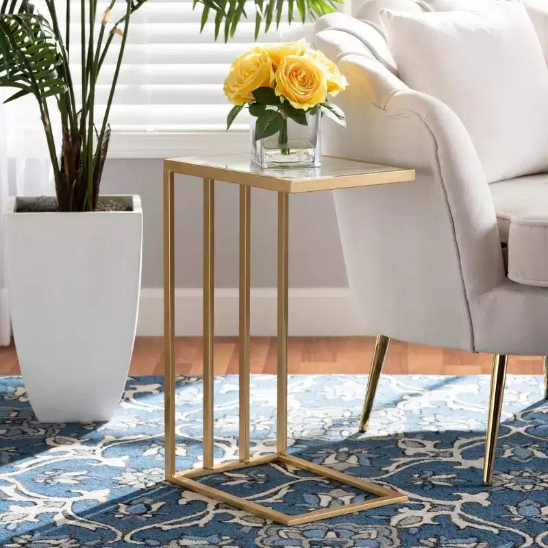 Table d'appoint en C Parkin Metal avec plateau en marbre doré - Baxton Studio