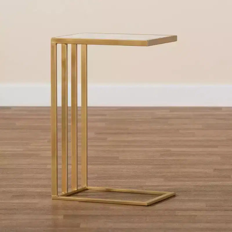 Table d'appoint en C Parkin Metal avec plateau en marbre doré - Baxton Studio