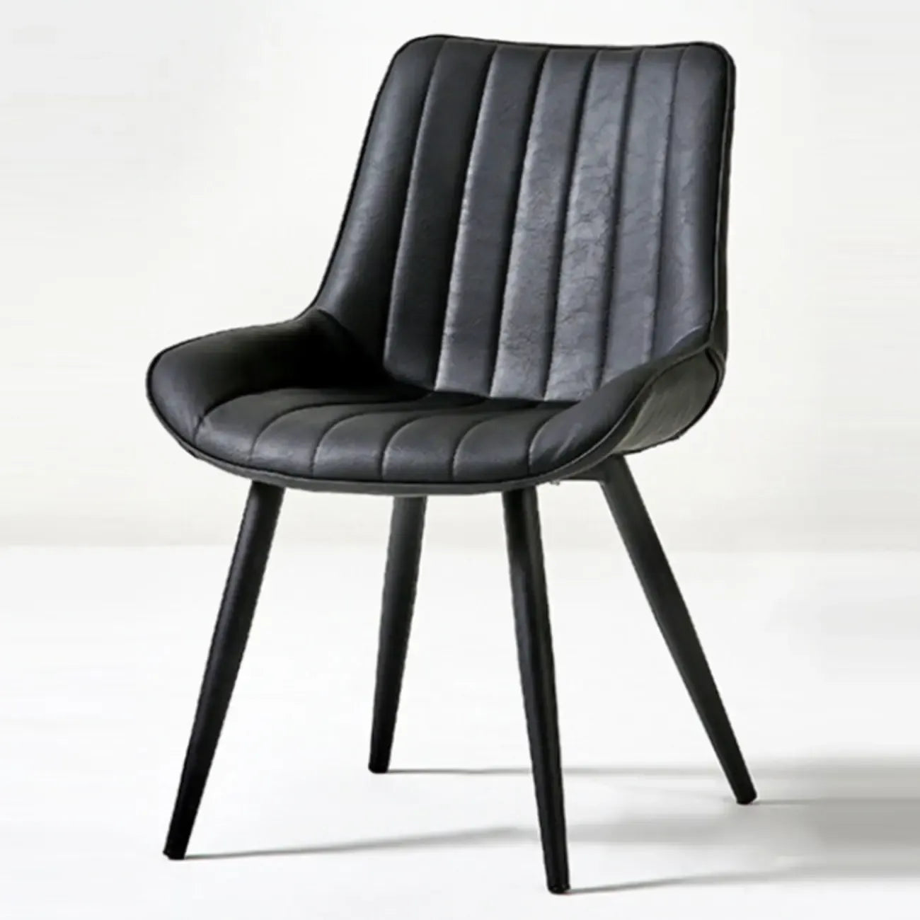 Chaise de salle à manger simple en cuir rembourré, dossier plein, pieds en métal