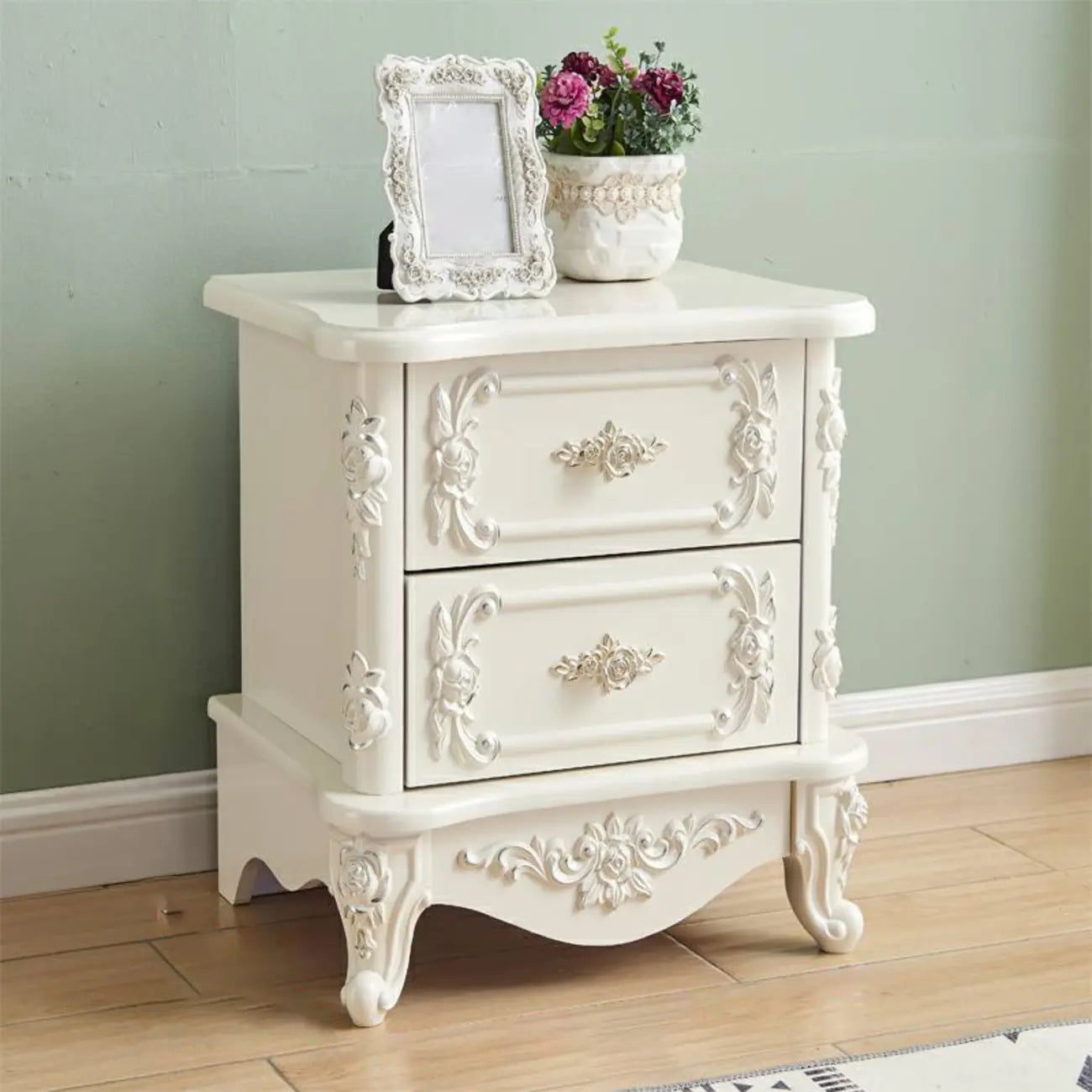 Table de chevet traditionnelle en bois blanc sculpté à 3 tiroirs