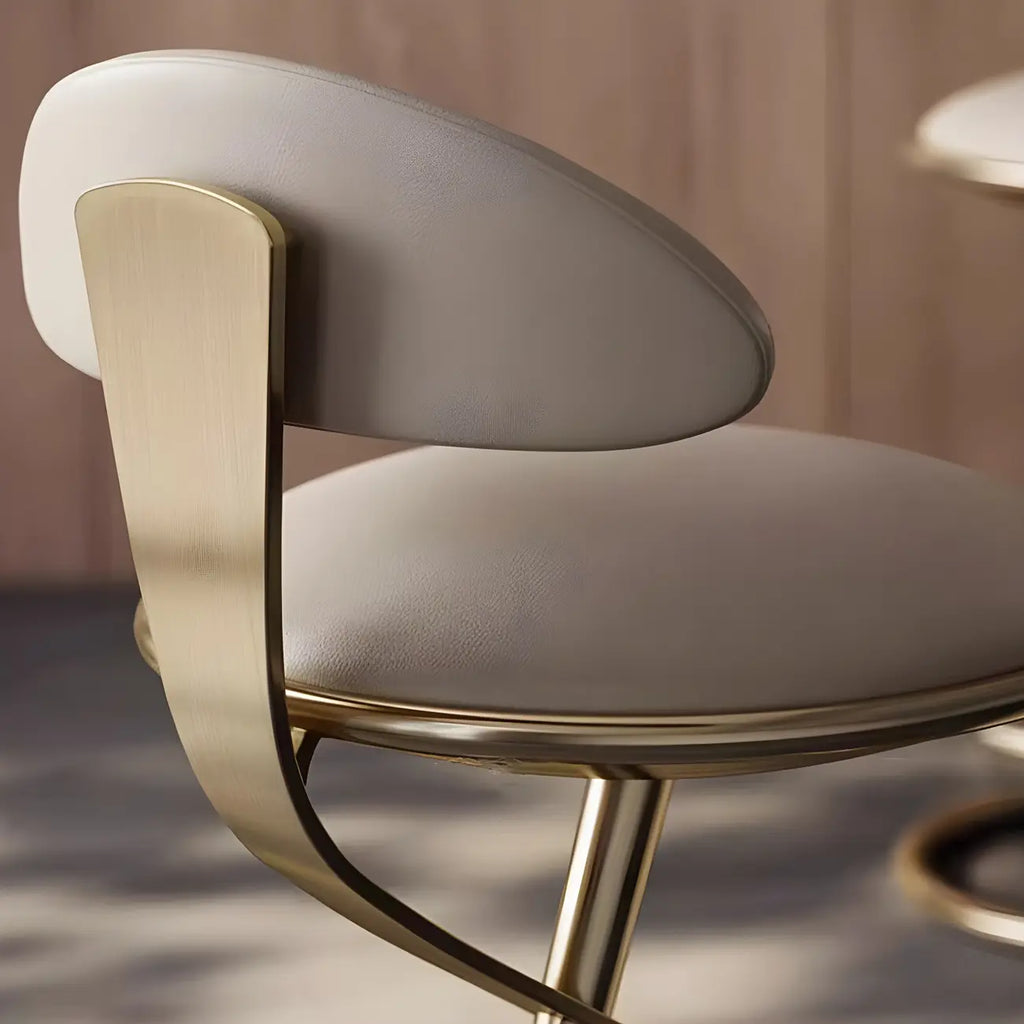 Tabouret de bar en cuir beige épuré avec cadre en métal doré luxueux
