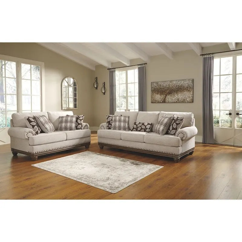 Causeuse traditionnelle brun blé Harleson avec garniture cloutée