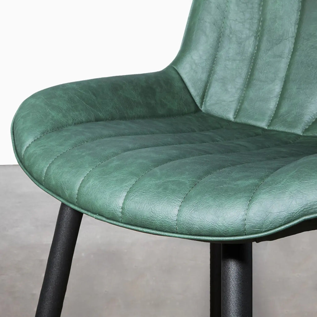 Chaise de salle à manger simple en cuir rembourré, dossier plein, pieds en métal