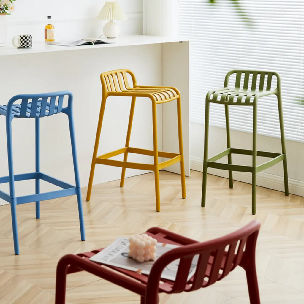 Tabouret de bar minimaliste en plastique pour l'extérieur et l'intérieur
