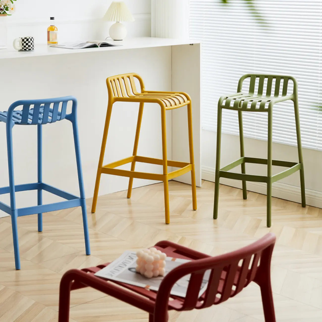 Tabouret de bar minimaliste en plastique pour l'extérieur et l'intérieur