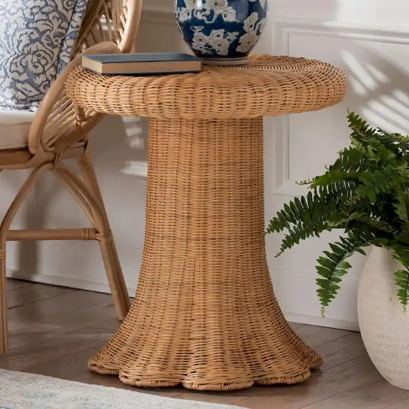Table d'appoint Avalon Scallop en rotin naturel - Table en osier tressée à la main avec base à jupe, style côtier pour salon ou couloir