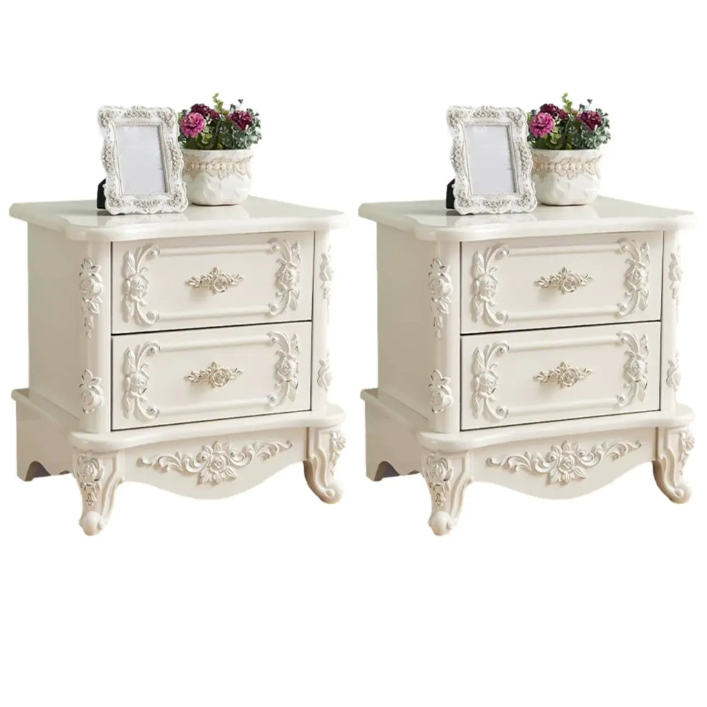 Table de chevet traditionnelle en bois blanc sculpté à 3 tiroirs