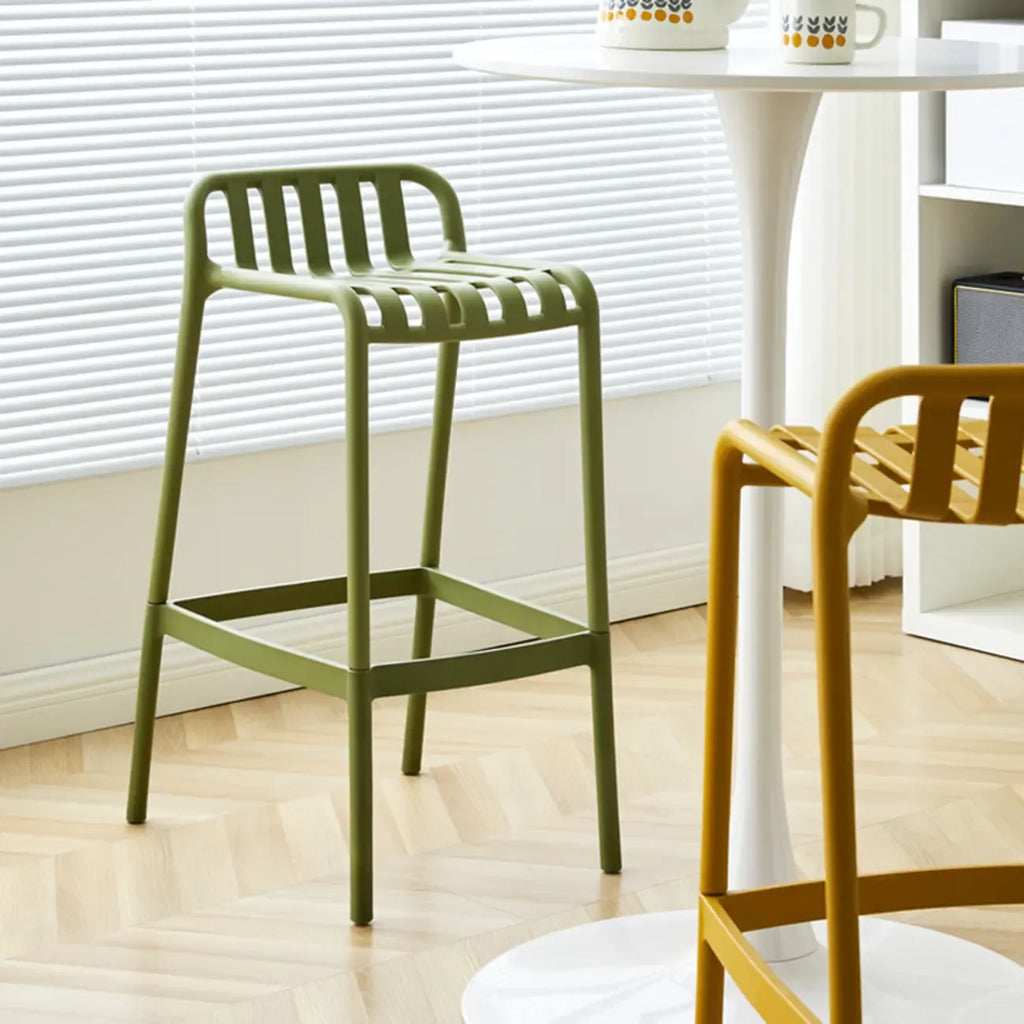 Tabouret de bar minimaliste en plastique pour l'extérieur et l'intérieur