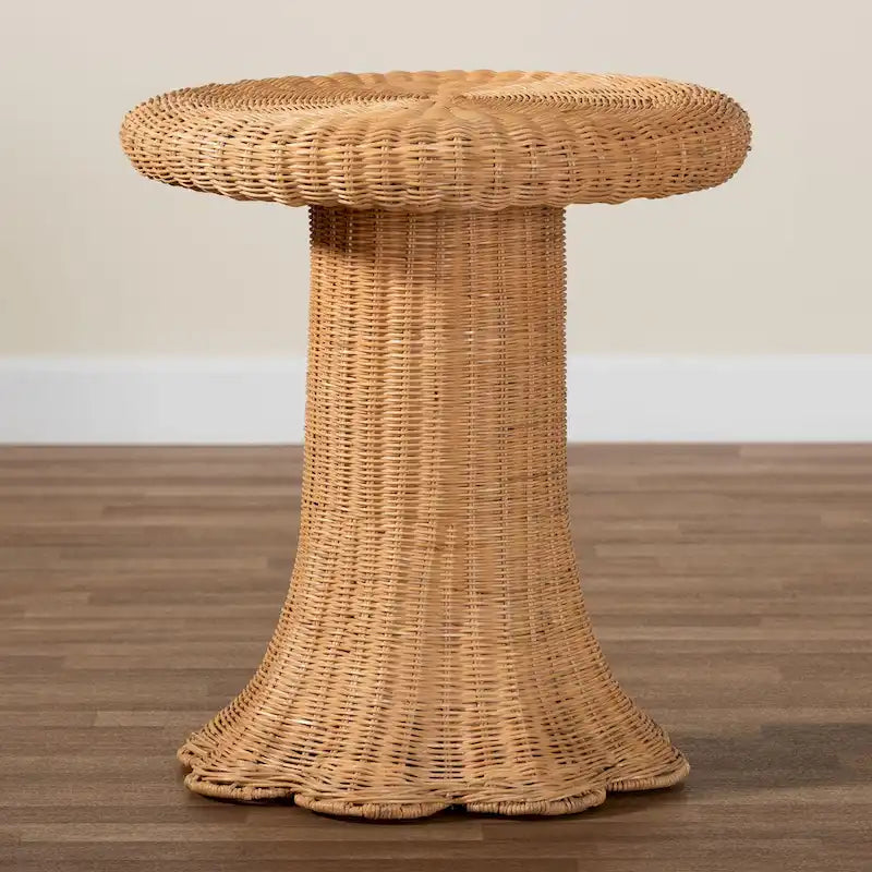 Table d'appoint Avalon Scallop en rotin naturel - Table en osier tressée à la main avec base à jupe, style côtier pour salon ou couloir